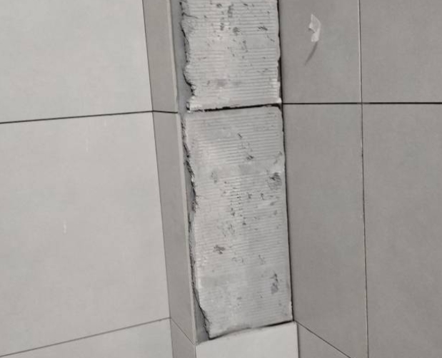 志丹瓷砖空鼓维修公司分享下瓷砖施工前基层浇水润湿程度不足，可能导致以下问题