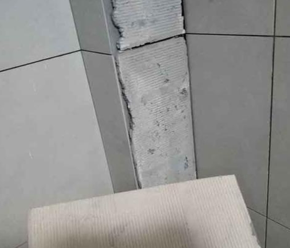 志丹瓷砖空鼓维修公司分享下厨房瓷砖脱落的补救措施。